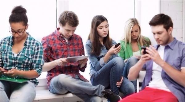 الاستخدام المفرط للإنترنت يعادل تأثير الكحول على الشباب