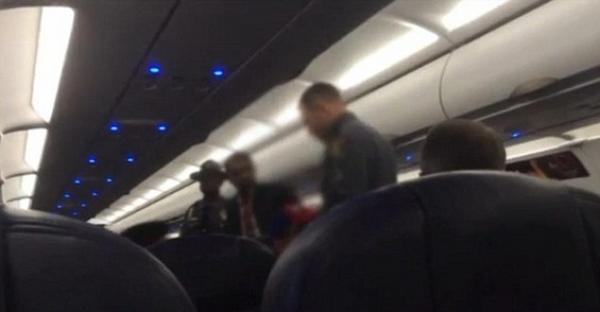بالفيديو: طرد أسرة عربية من طائرة أمريكية  بسبب مخاوف الركاب