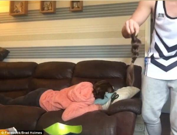 بالفيديو: بريطاني يقص شعر خطيبته وهي نائمة