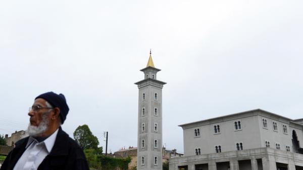 فرنسا تتحرك لإغلاق بعض المساجد والمتاجر ولإجراءات أخرى في مواجهة مسلمين