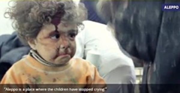 فيديو مؤثر لطفلة مصابة من حلب في حالة ذهول وتكتم بكاءها