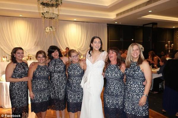 بالفيديو: يحضرن زفاف صديقتهن مرتديات نفس الثوب.. بالصدفة