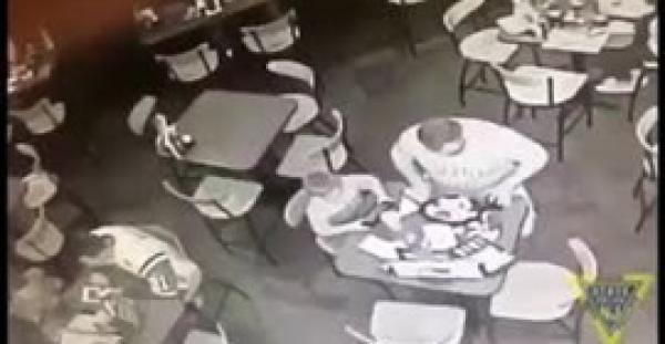 لحظة إنقاذ رجل يصارع الموت داخل مطعم (بالفيديو)