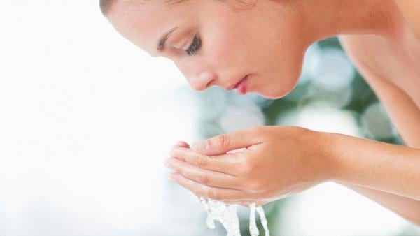 9 نصائح تفصيلية لغسل الوجه بشكل صحيح