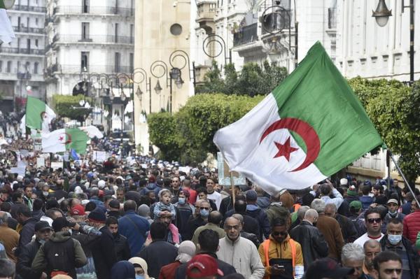النظام العسكري الجزائري يعمق من "غربته" عن شعبه ويزيد في عزلته عن المجتمع الدولي