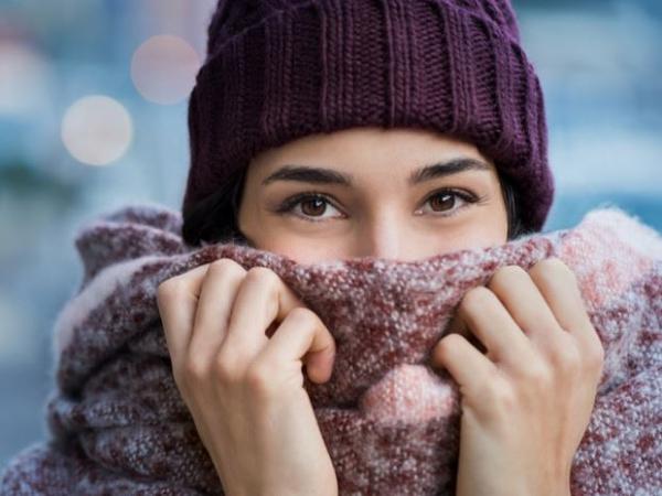 كيف تحمين بشرتك وتحافظين على نضارتها في الطقس البارد؟
