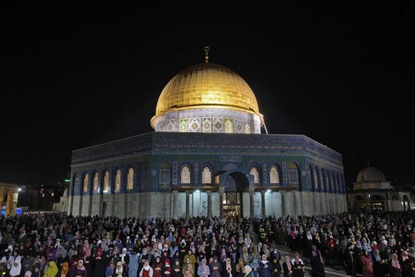 في مشهد مهيب...أزيد من 90 ألف فلسطيني يتحدون القوات الإسرائيلية ويحيون ليلة القدر بالمسجد الأقصى