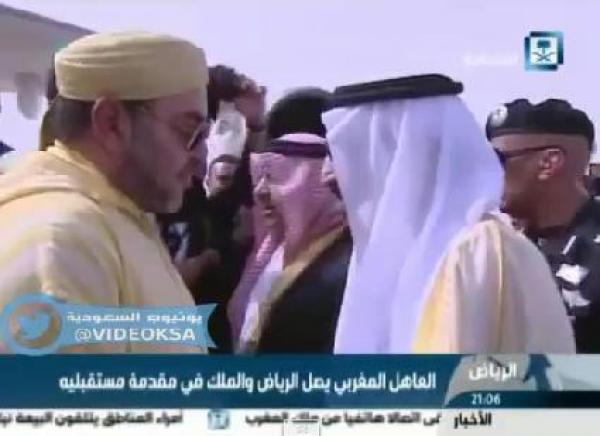 العاهل السعودي يقيل رئيس المراسم الملكية لصفعه مصورًا صحفيًا أثناء استقبال الملك محمد السادس (الفيديو)