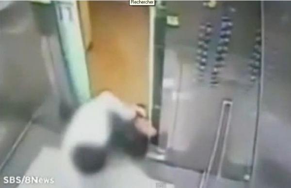 بالفيديو: رجل يتجنب السحق بين مصعدين في آخر لحظة