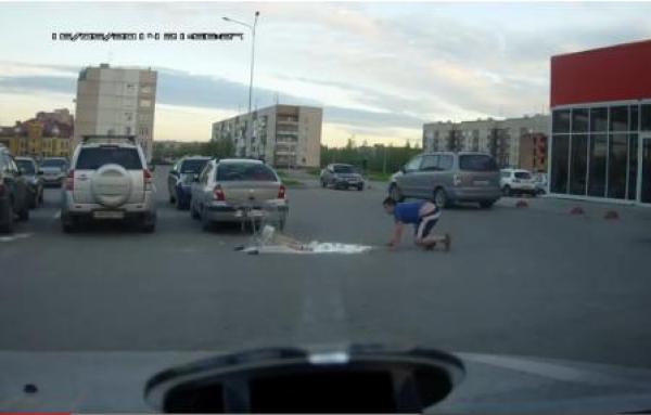 شاهد ما حصل لروسي حاول ركوب عربة للتسوق