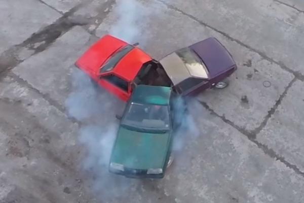 بالفيديو: سائقون يلحمون 3 سيارات ببعضها ويقدمون عرضاً مدهشاً بها