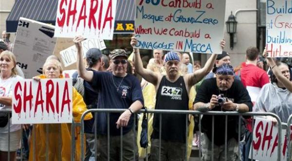 جماعة عنصرية تدعو إلى "تجمعات مسلحة" أمام مساجد أمريكية