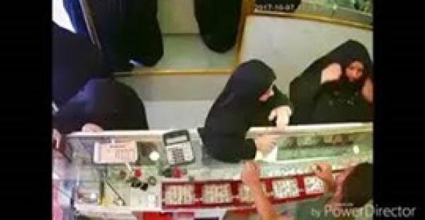 بالفيديو.. عصابة نساء يسرقن محل ذهب بعد مغافلة البائع