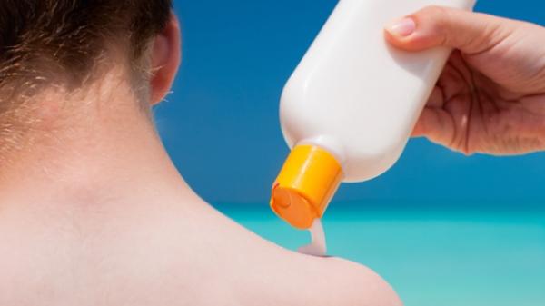 كريمات الوقاية من أشعة الشمس تقي الظهر من سرطان الجلد