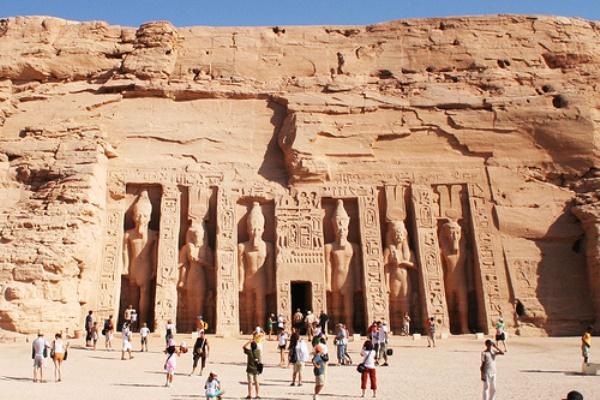 قدماء المصريين أول من كتب شعر الغزل والغرام في التاريخ!