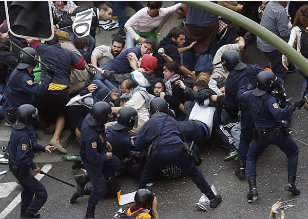 إطلاق الرصاص المطاطي على محتجين على سياسة التقشف بمدريد