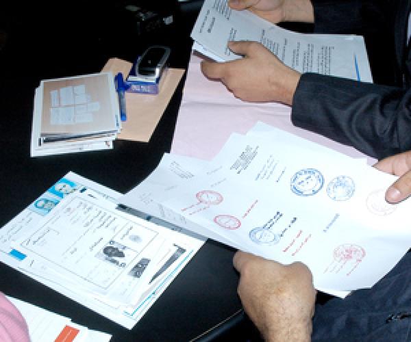 المغرب يفكك شبكة بطنجة تنشط في تزوير الوثائق للهجرة السرية 