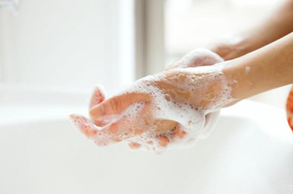احذر.. غسل اليدين بالصابون المضاد للبكتيريا يضر صحتك