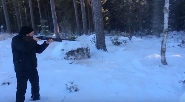 بالفيديو: سويدي يقطع الأشجار عبر إطلاق النار عليها