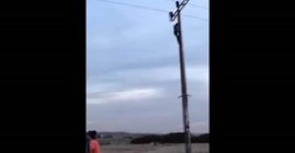 بالفيديو.. لقطات مروعة للحظة وفاة طفل تسلق عمود الكهرباء