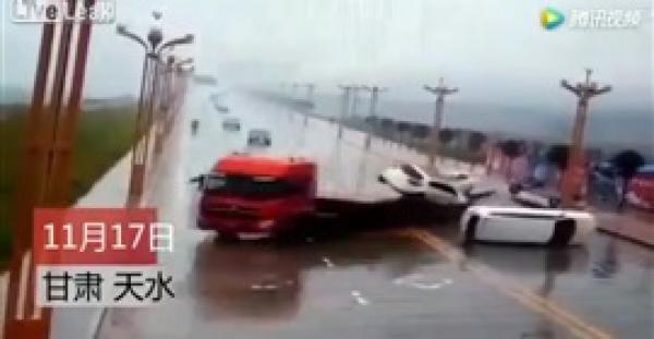 بالفيديو.. شاحنة نقل سيارات تتعرض لحادث وتسقط حمولتها في الطريق