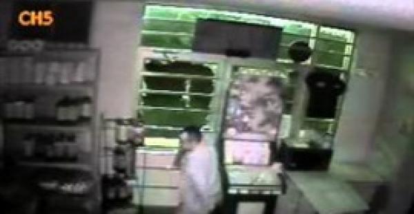 بالفيديو.. «حرامي» رشيق يتسلل بين القضبان المعدنية لسرقة متجر