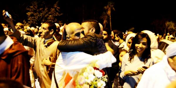 بالفيديو : لحظات مؤثرة عقب وصول حجاج مغاربة لأرض الوطن وسط حضور المئات من أقاربهم‏