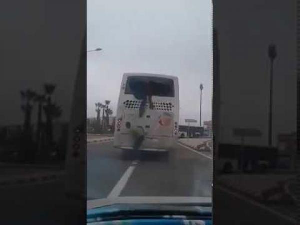بالفيديو .. هروب مهاجرين أفارقة من حافلة أثناء ترحيلهم إلى جنوب المغرب