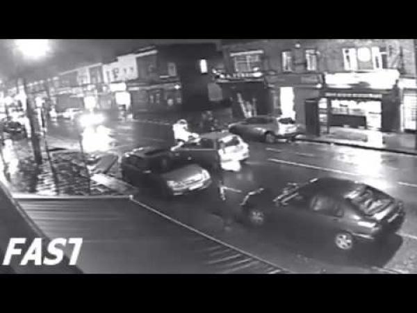 بالفيديو: سيارة تصدم رجلين وتفر من المكان