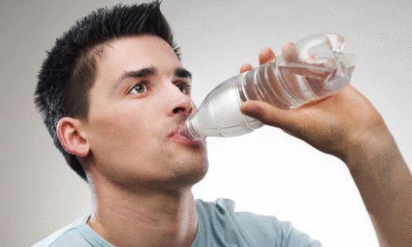 دراسة مفزعة ستبدل طريقة شربنا للماء إلى الأبد