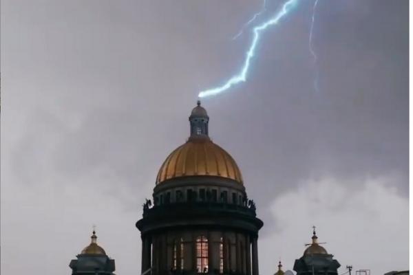 لحظة ضرب الصاعقة لقبة الكتدرائية بروسيا (فيديو)