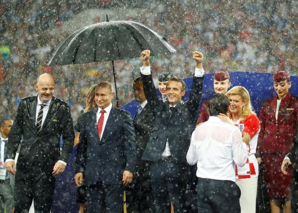 أغرب مشاهد المونديال.. وضعوا مظلة لبُوتين وتركوا رئيسة كرواتيا وماكرون تحت الأمطار!