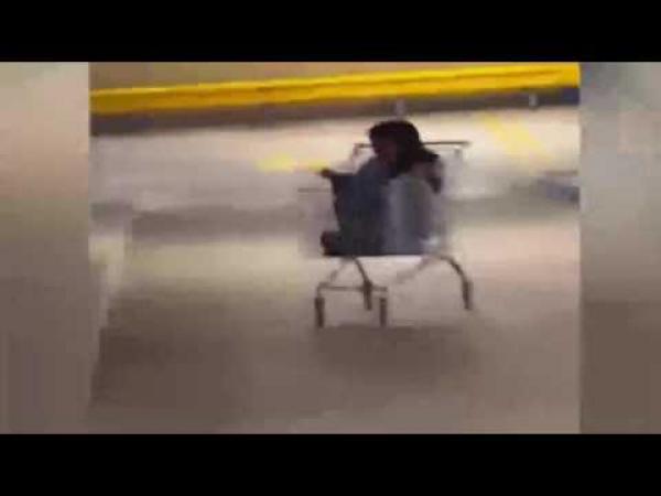 بالفيديو: شاهد ماذا حدث لفتاة ركبت عربة تسوق