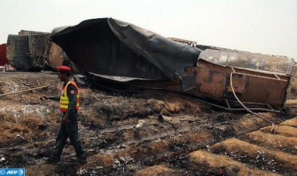 انفجار شاحنة لنقل الوقود يودي بحياة 153 شخصا شرق باكستان