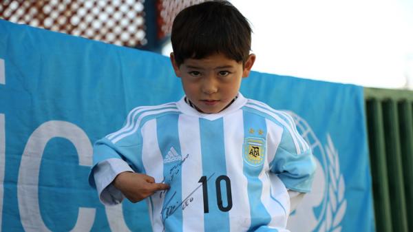 ميسي يفي بوعده لمشجعه الأفغاني الصغير (صورة)