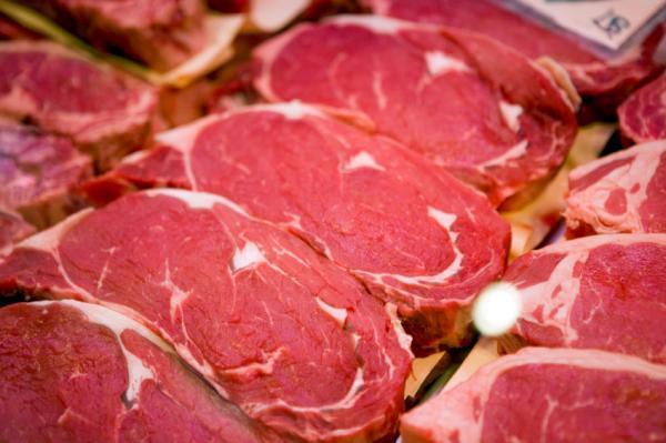 اللحوم غير العضوية المنتشرة في الأسواق تسبب أمراضا علاجها أقرب إلى الاستحالة