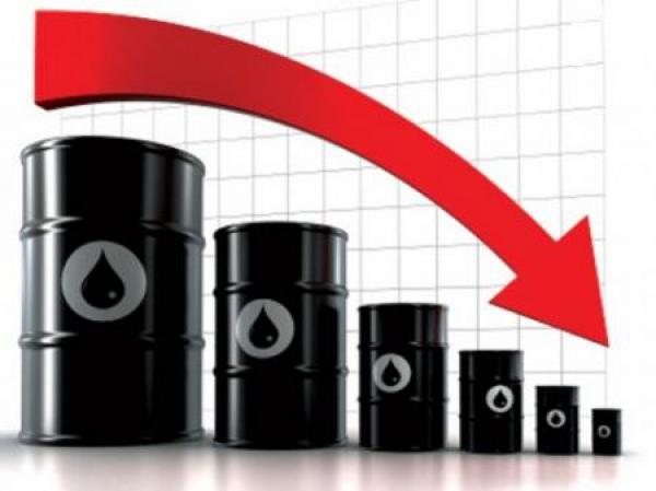أسعار النفط تواصل تراجعها في الأسواق العالمية وأعين المغاربة على محطات الوقود