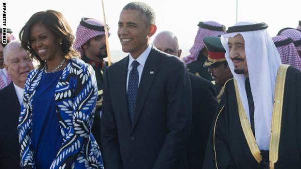 محللة أمريكية: أوباما تعمد اصطحاب زوجته إلى السعودية للوقوف دون غطاء رأس أمام الملك سلمان