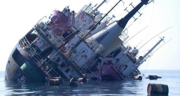 تركيا.. غرق سفينة دحرجة في إسطنبول بسبب العاصفة