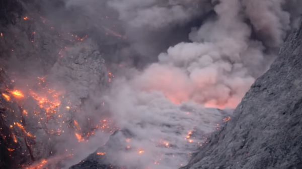 علماء يحذرون من "كارثة عالمية" لثوران بركان عملاق في روسيا!