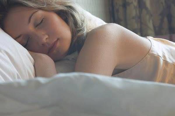 طرق بسيطة للعناية بالشعر قبل النوم