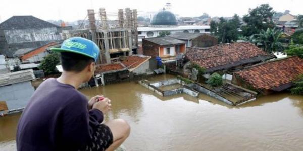 مصرع أربعة أشخاص على الأقل ونزوح آلاف الآخرين جراء فيضانات وانهيارات أرضية بغرب جزيرة سومطرة الإندونيسية