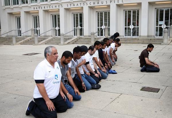 بالصورة : لاعبو الهلال السعودي يؤدون الصلاة في ساحة عامة بميونيخ