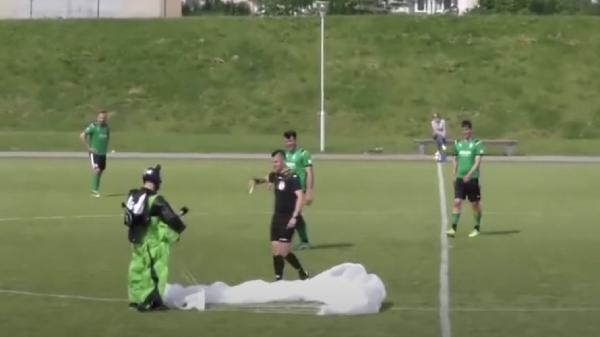 لحظة سقوط مظلي وسط ملعب خلال مباراة كرة قدم(فيديو)