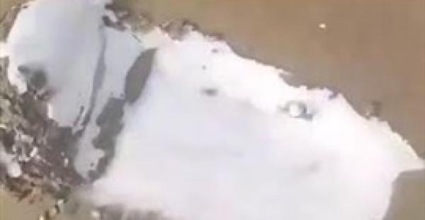 مشهد غريب لجليد تحت الرمال يحير الإنترنت (فيديو)