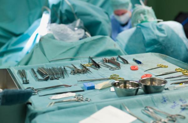 طبيبة مغربية تجري أول عملية جراحية في العالم بالتنويم المغناطيسي عوض التخدير