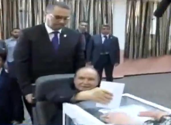 بالصور: الرئيس الجزائري يُصوت وهو على كُرسي مُتحرك