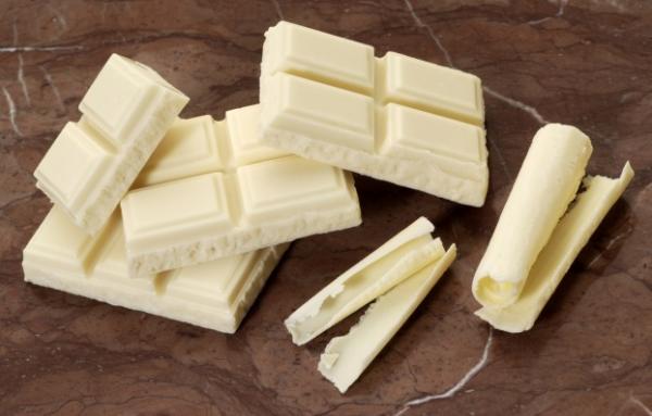 هل تحتوي الشوكولاطا البيضاء على المكونات التي تشتهر بها الشوكولا الداكنة ؟