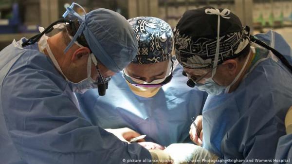 طبيب شاب يجري عملية جراحية الأولى من نوعها بجهة بني ملال خنيفرة لاستئصال ورم يبلغ يبلغ 5 كيلوغرامات (صورة)