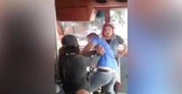 بالفيديو.. رد فعل سائق تفاجأ بزوجته وعشيقته في نفس الحافلة التي يسوقها